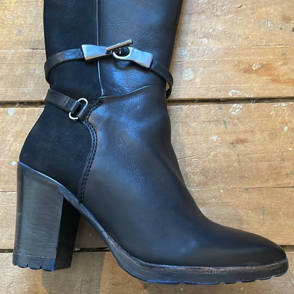 New all leather made in Portugal Gorgeous Moto style
Size 35 euro - Picture 2 of 13